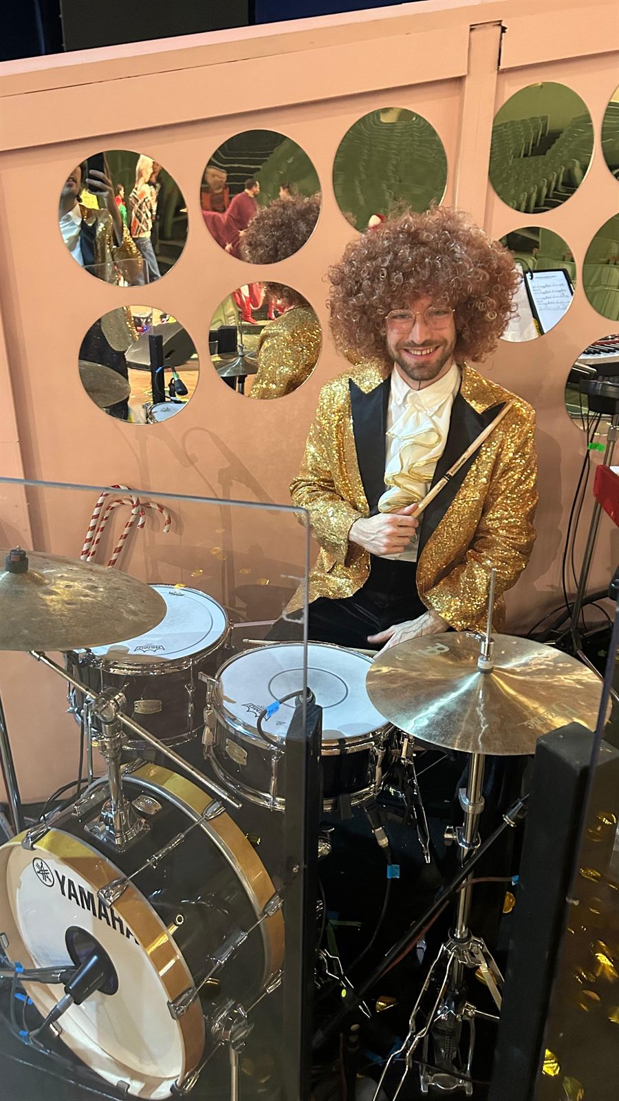 Eugenio in costume di scena accanto alla batteria