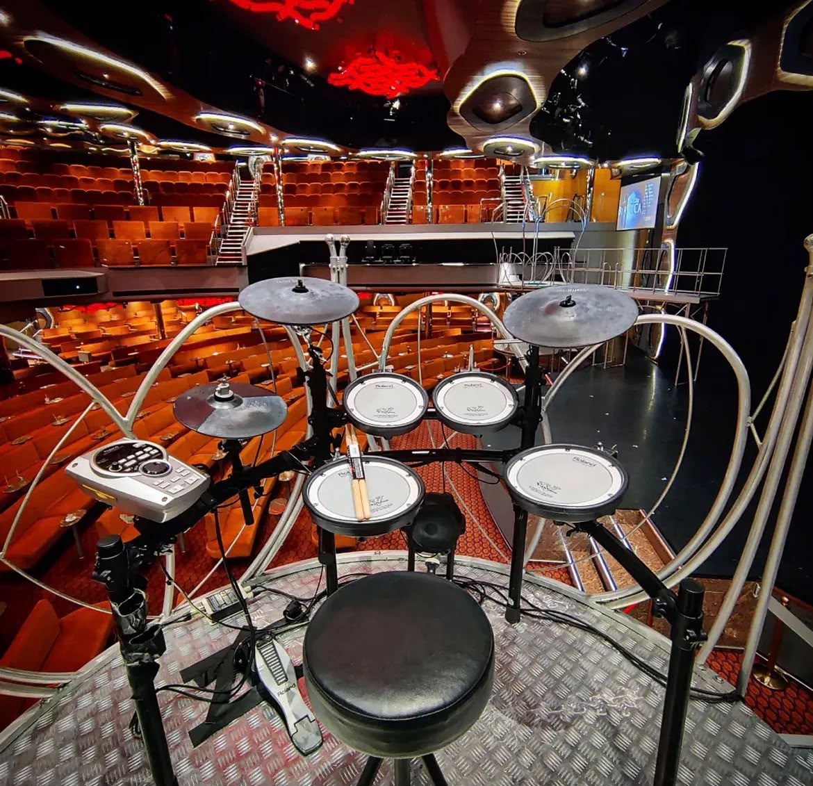 Batteria elettronica montata in un teatro