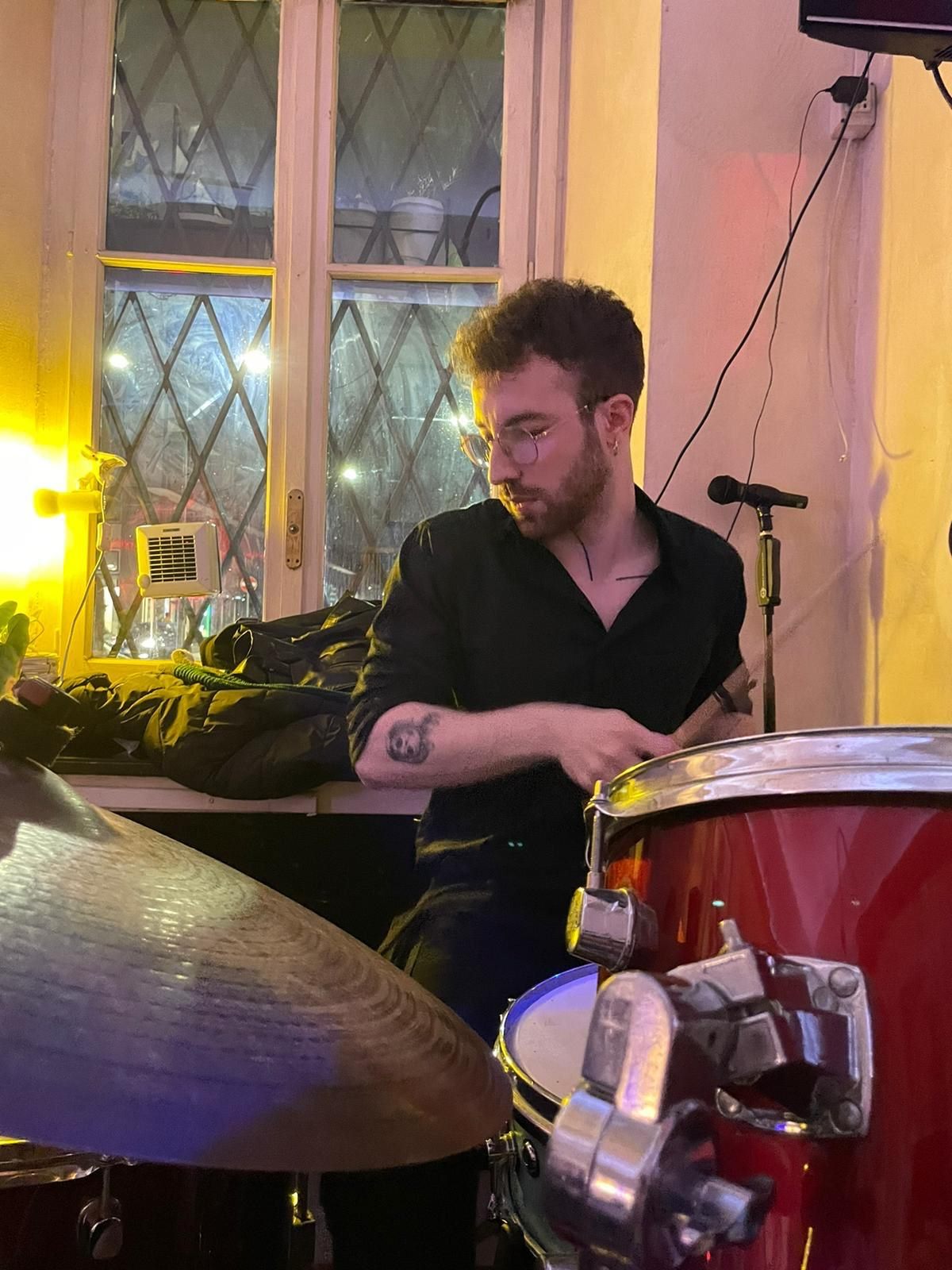 Eugenio alla batteria durante una serata