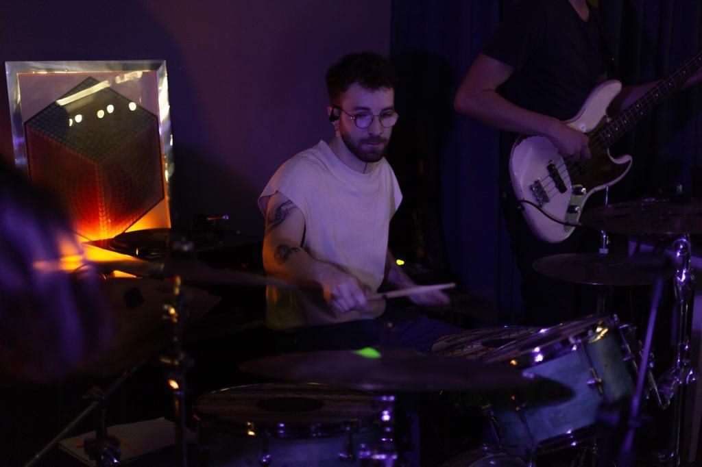 Eugenio alla batteria durante un live con la band