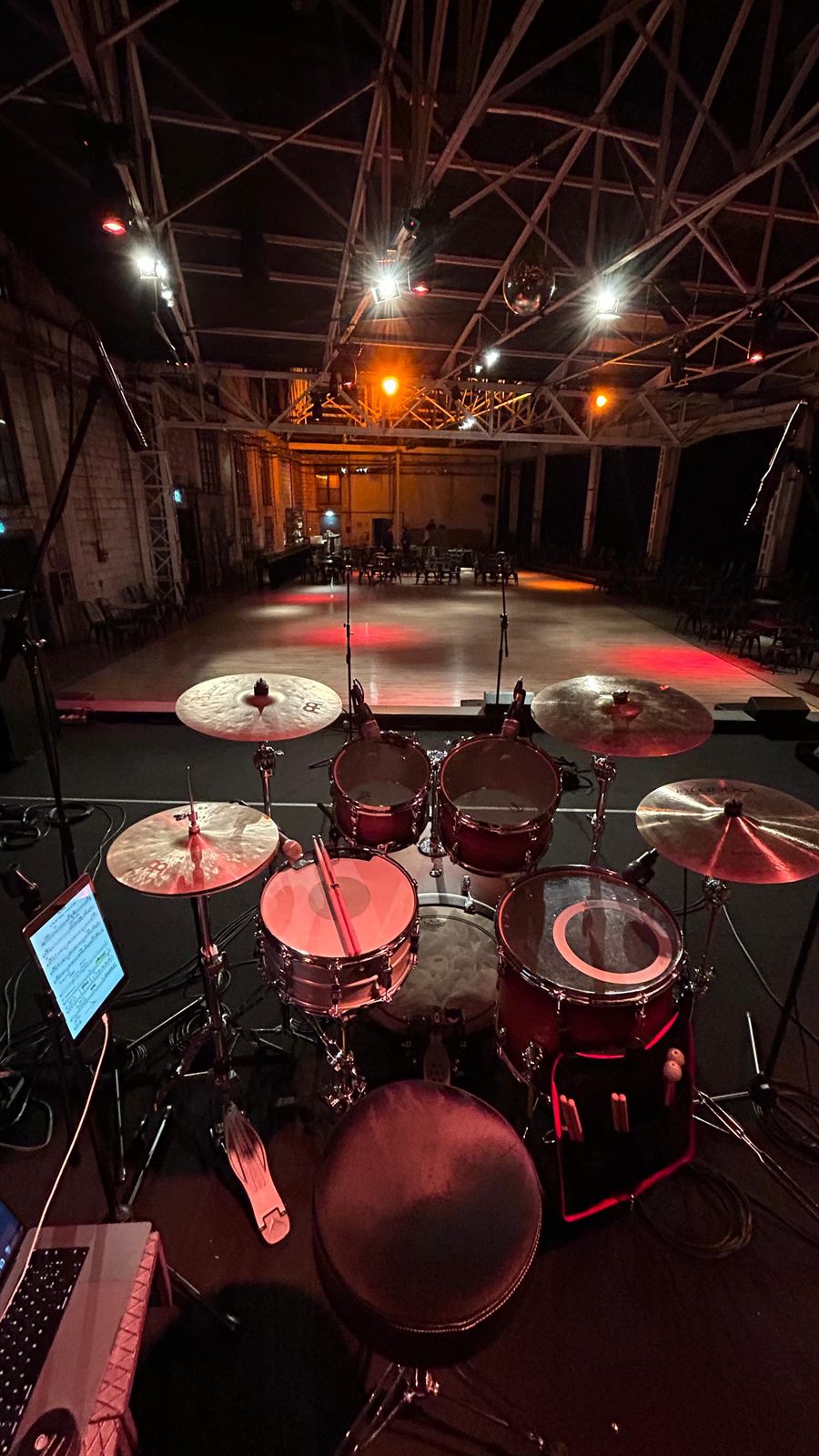 Batteria sul palco di un grande spazio per eventi