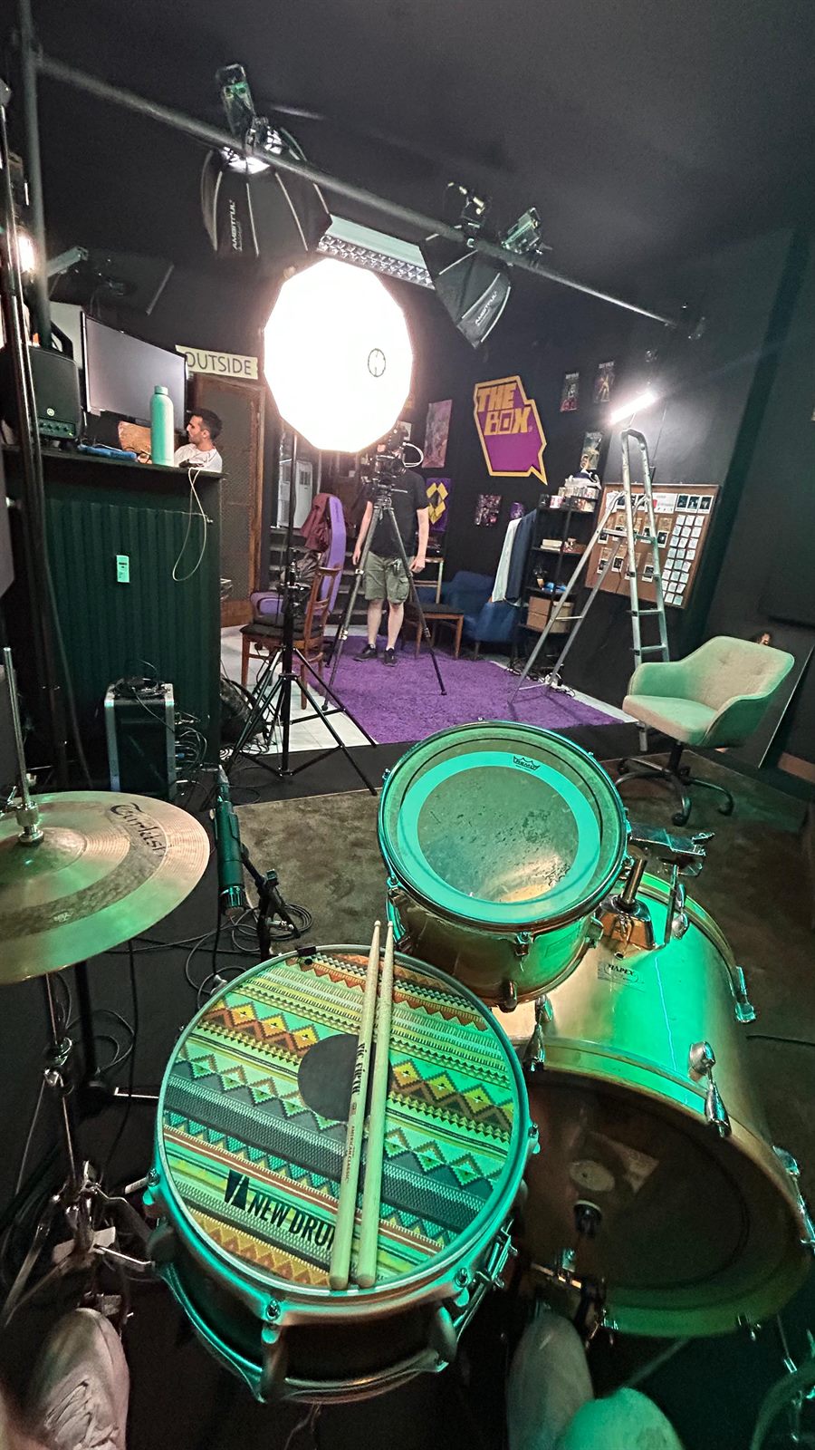 Batteria sul set, con luci da studio