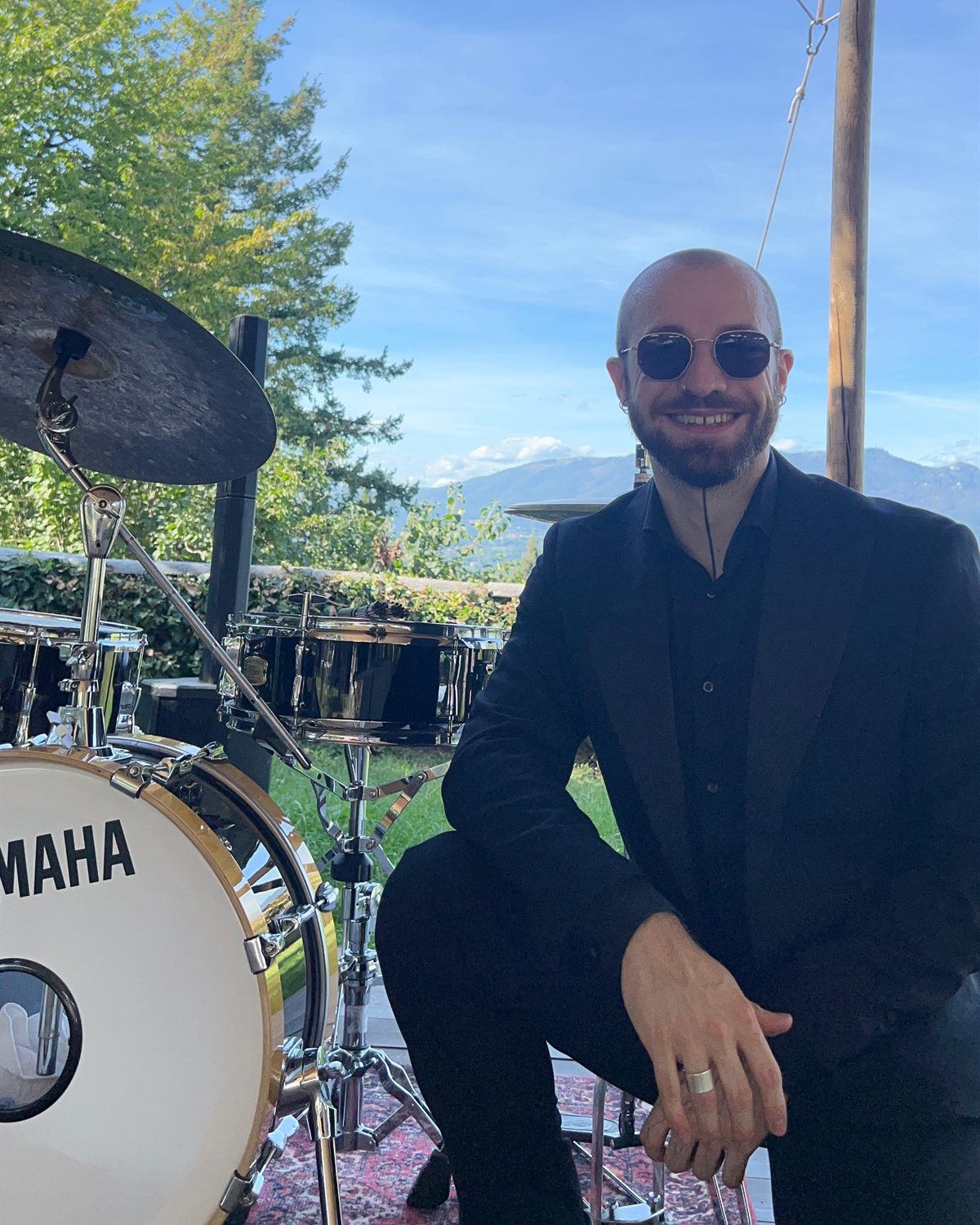 Eugenio Restelli accanto alla batteria, a un evento all'aperto